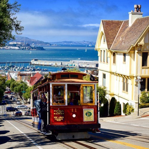 Bonde rodando nas ruas com pessoa pendurada na porta San Francisco, Califórnia