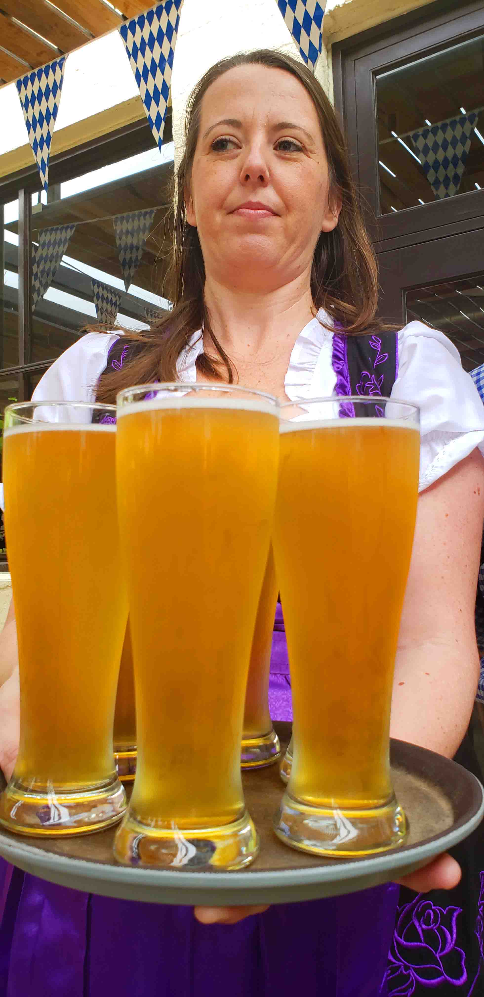 Mulher com copos de cerveja Anaheim