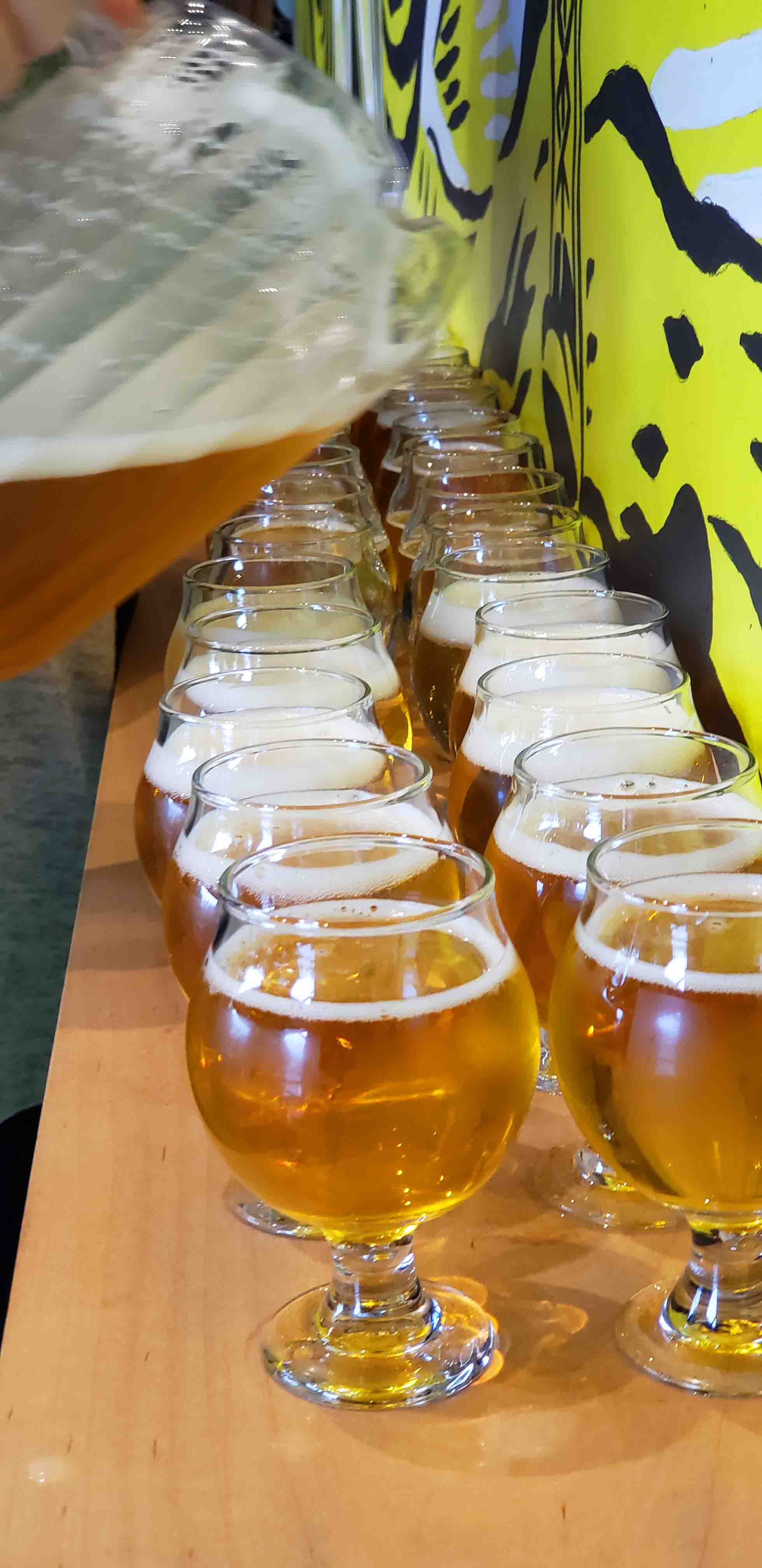 Mao de mulher com jarra enchendo copos de cerveja Cervejarias Artesanais em Anaheim