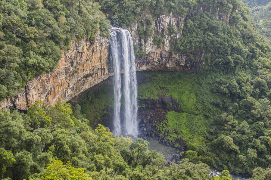cascata em meio a natureza verde em Canela destinos brasileiros mais baratos