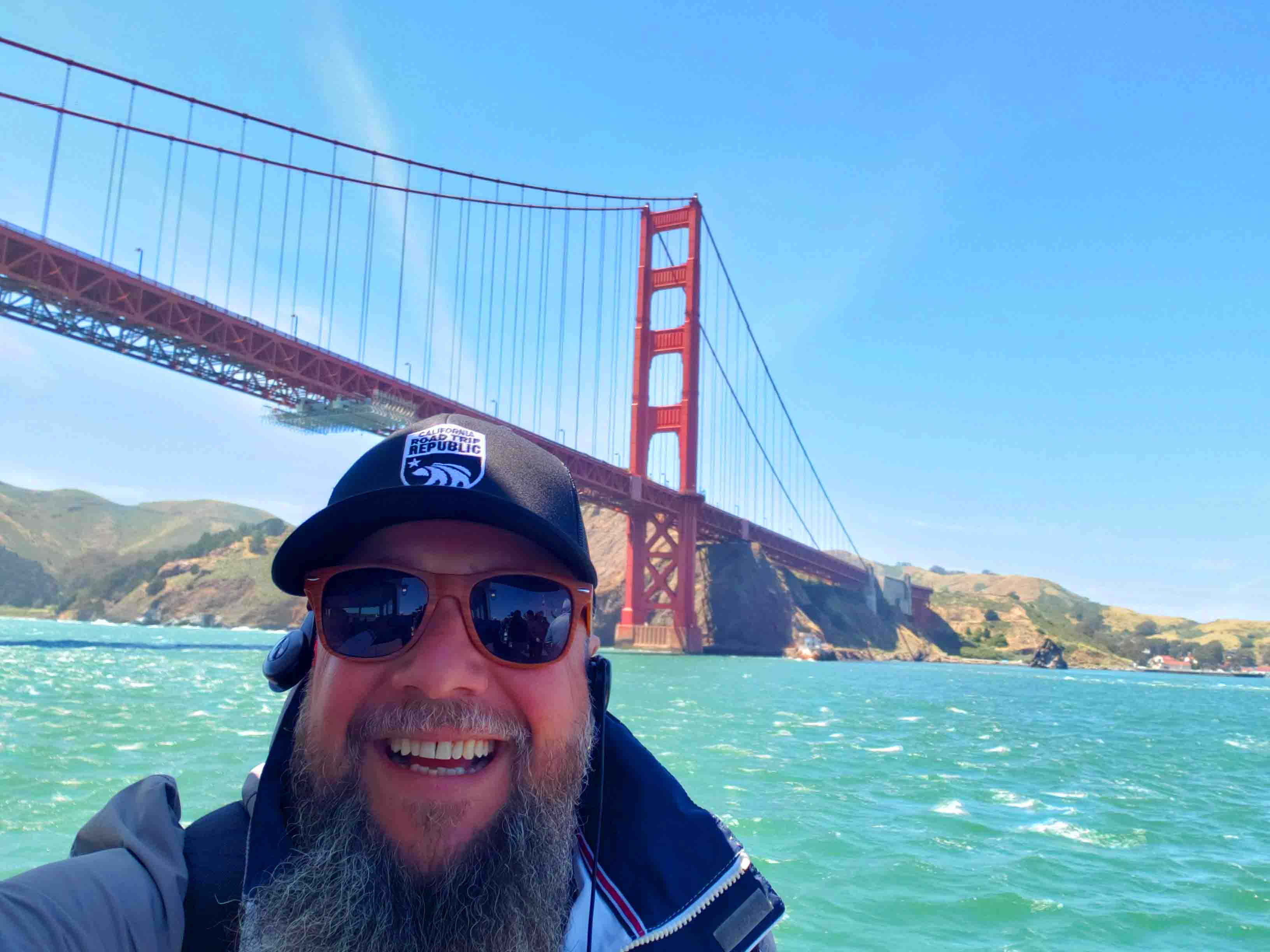 Homem com ponte de fundo e mar azul Golden Gate
