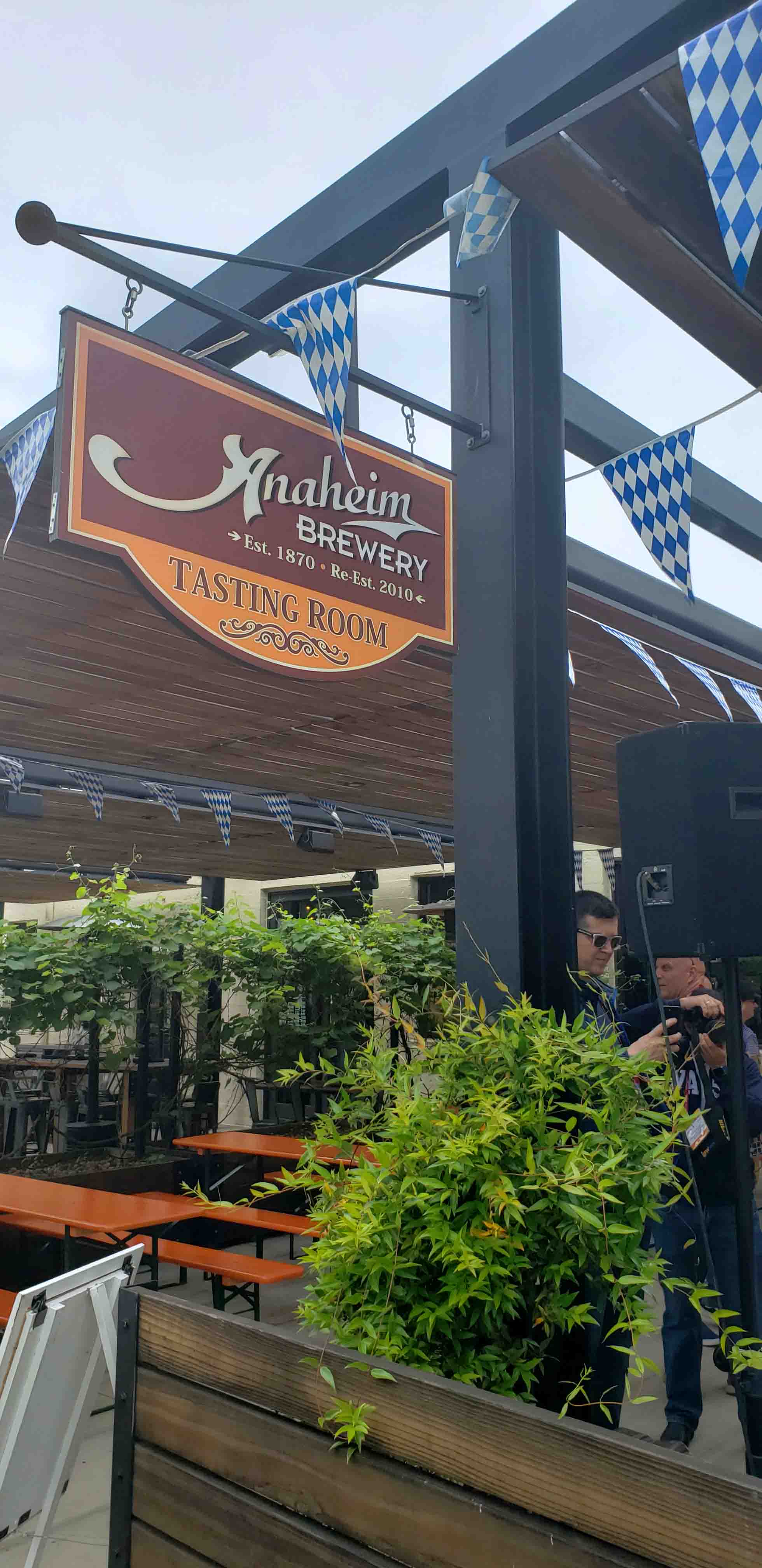 Fachada com metal e madeira e flores Fachada da Anaheim Brewery