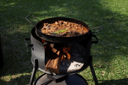 Panela preta cozinhando a famosa cazuela de coreiro Bourbon Ciudad del Este