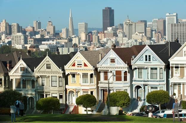 casas iguais e coloridas uma ao lado da outra em Alamo Square Viagem para California