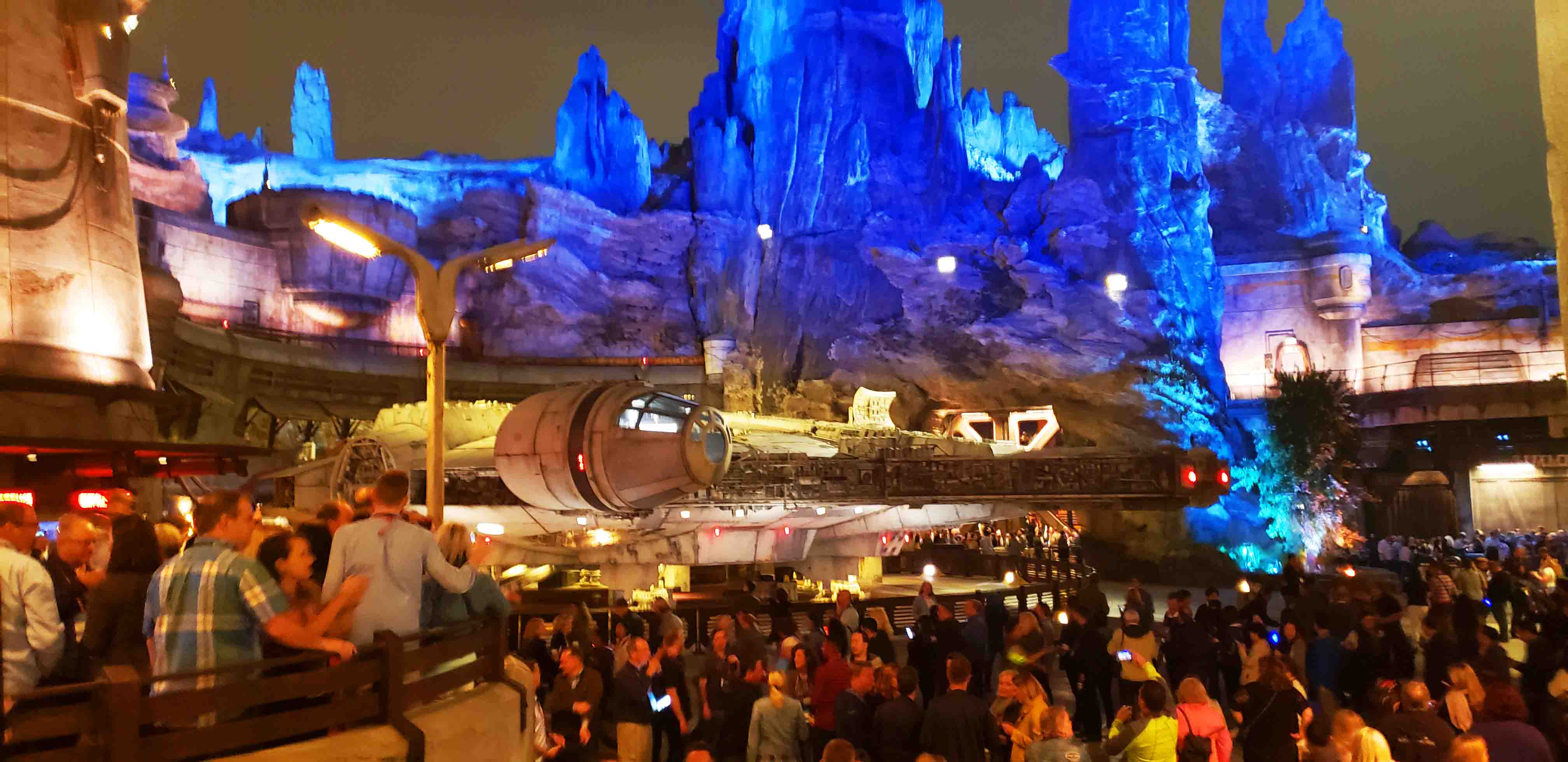 replica da bave millenium falcon Star Wars Galaxy's Edge; saiba como visitar