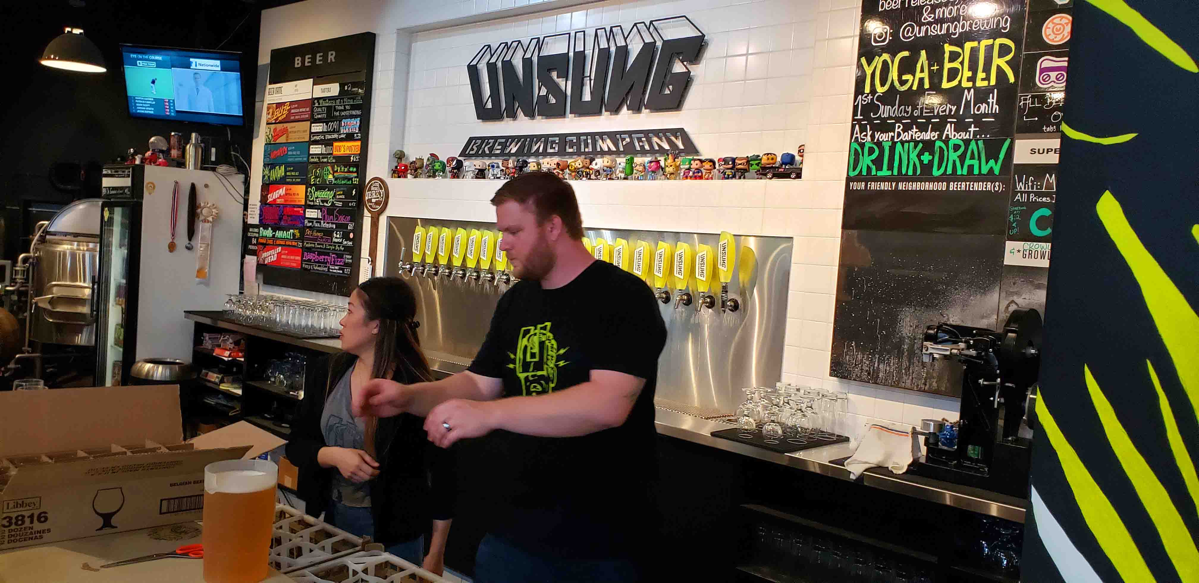 Homem e mulher em cervejaria Cervejas em Anaheim