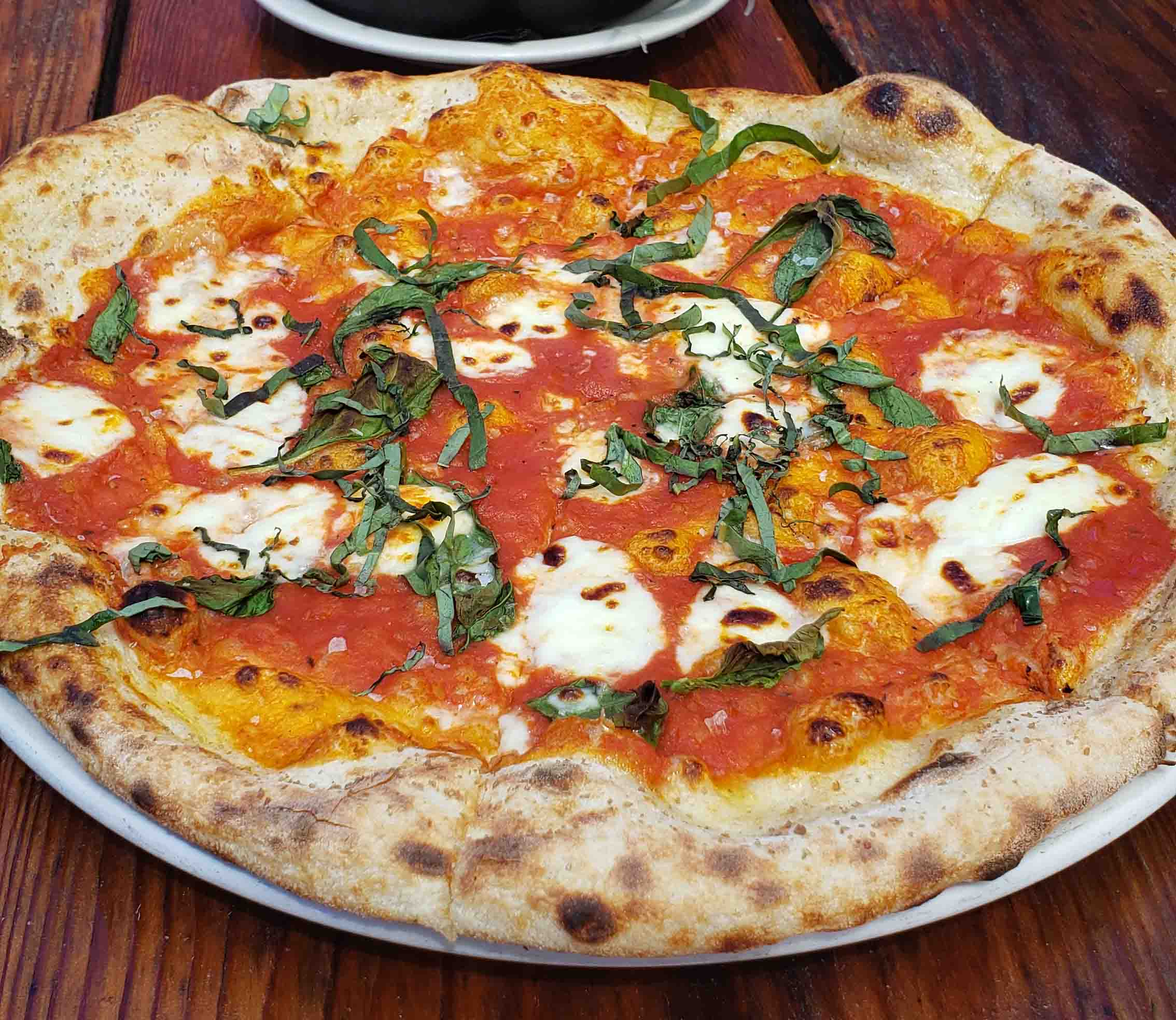 Pizza tradicional italiana com massa, molho, queijo, e manjericão onde comer em Oakland