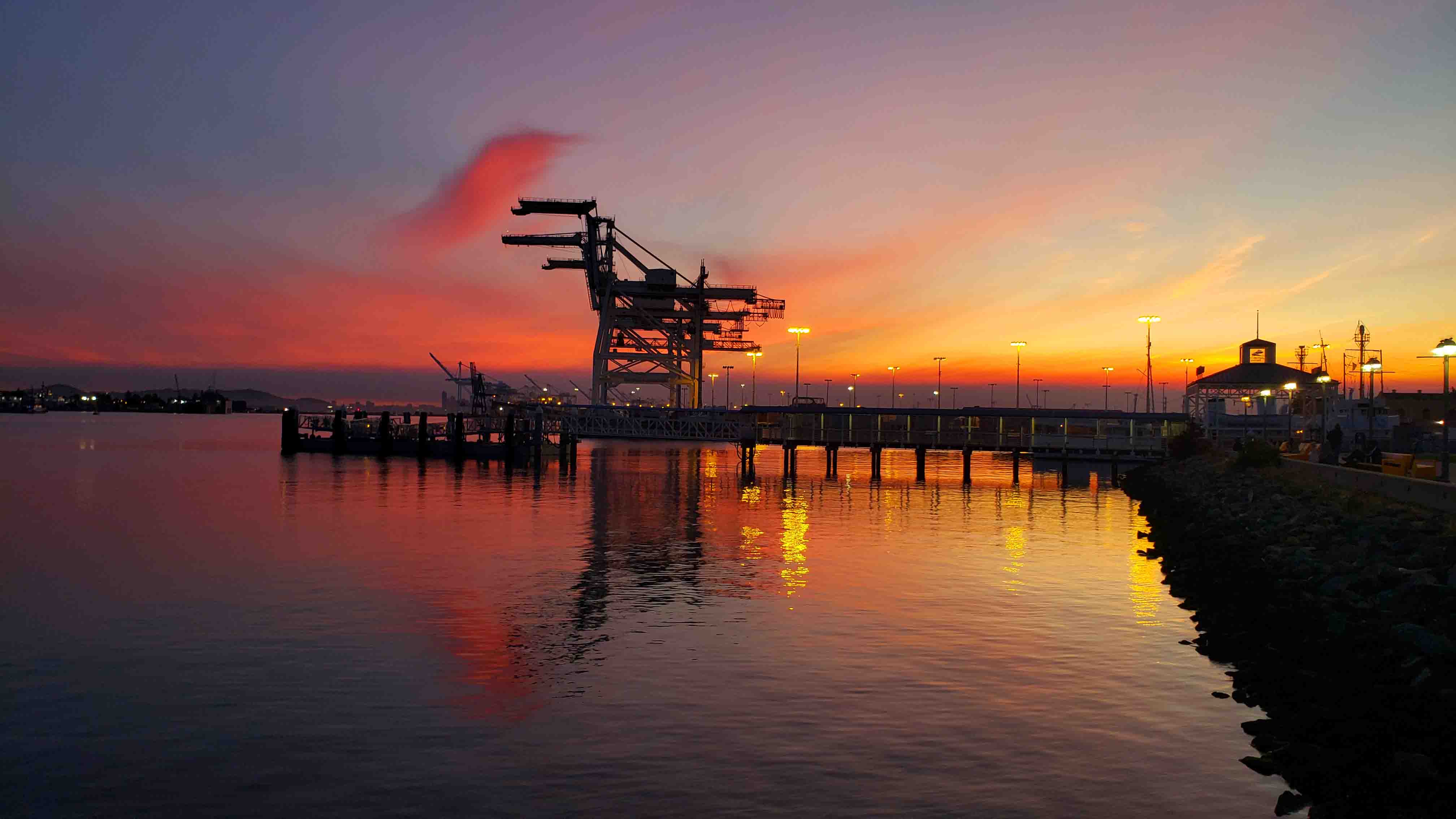 postainers em porto com por do sol Por do sol