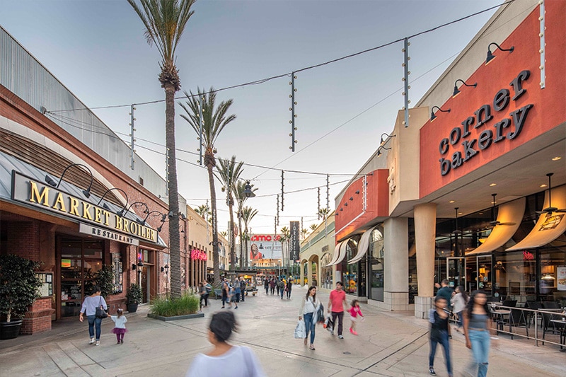 Corredores de um shopping a céu aberto Anaheim