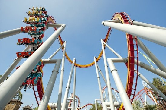 Detalhes estruturais de montanha russa com pessoas se divertindo Anaheim