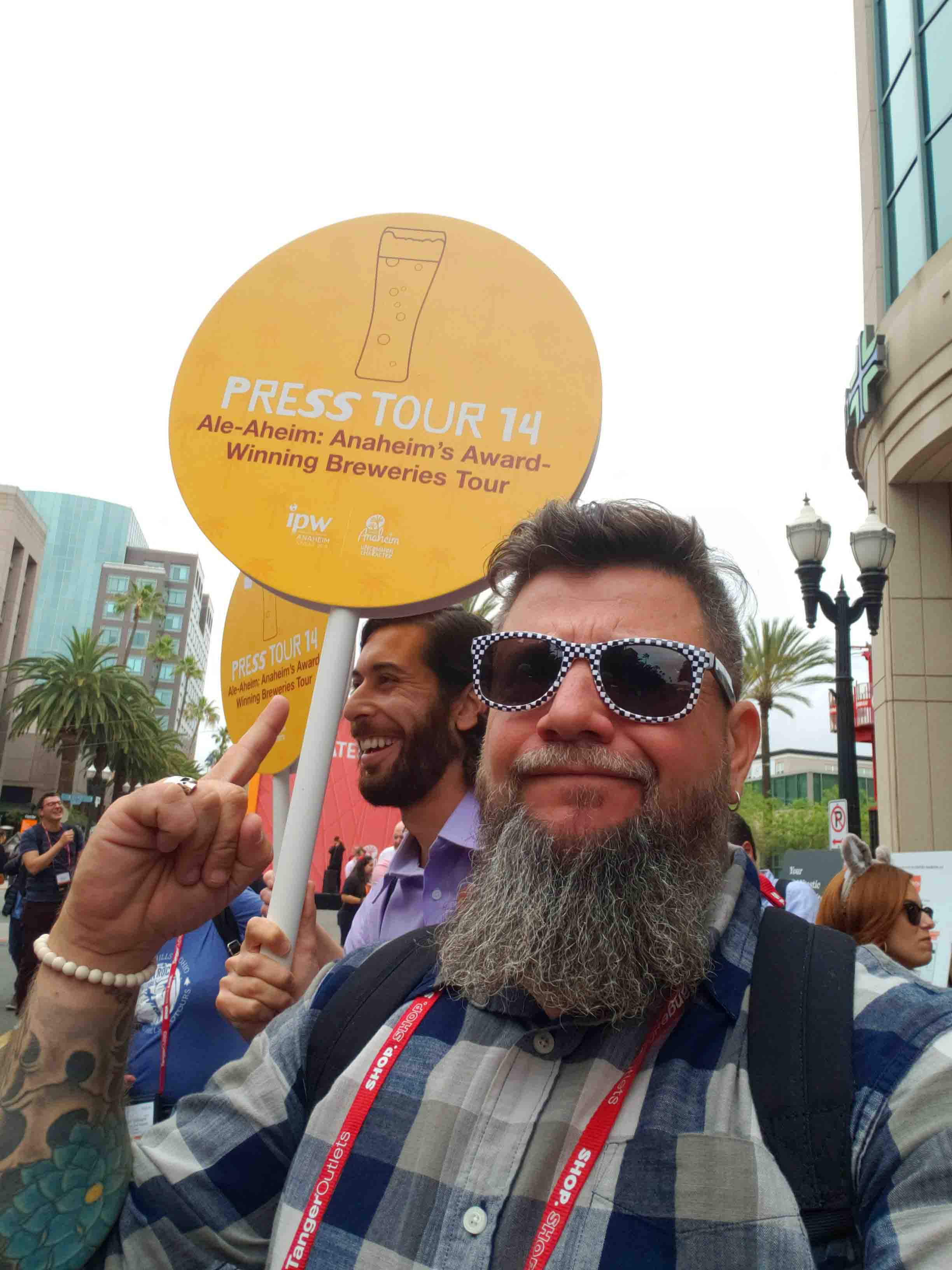 Homem faz careta ao saber que vai beber cerveja o dia todo Placa de tour cervejeiro no California