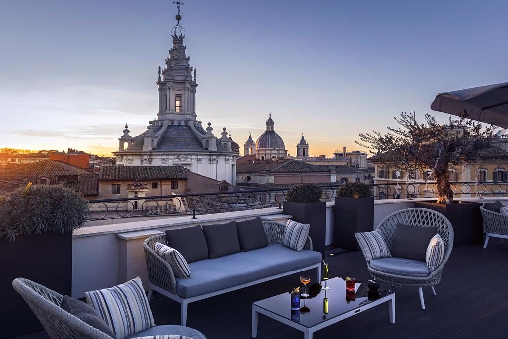 terraço de hotel com cadeiras e mesas Natal e Réveillon no exterior