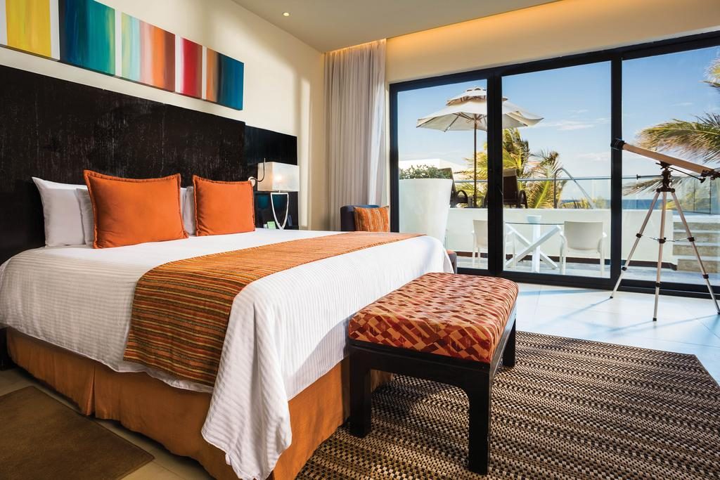 Quarto de hotel com decoração colorida, cama e mesa Natal e Réveillon no exterior