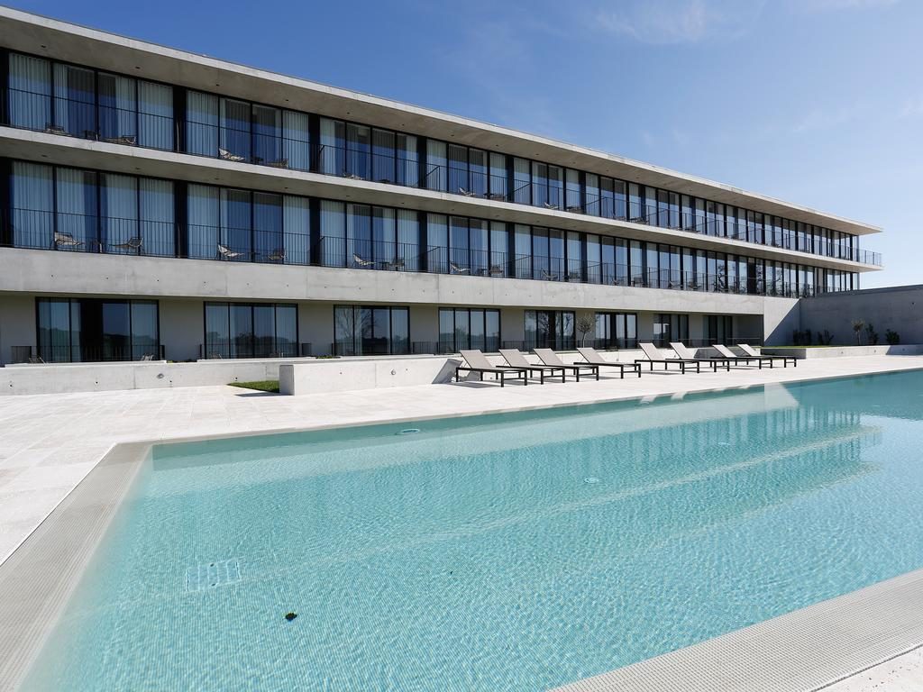 Área da piscina do hotel com cadeiras de sol Natal e Réveillon no exterior