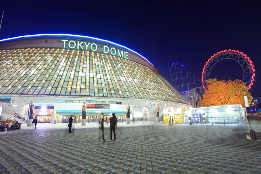 tokyo dome a noite com roda gigante ao fundo O que fazer em Tóquio