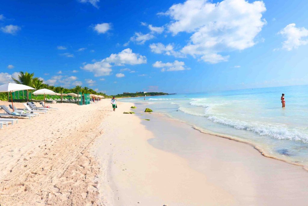 Praia em Riviera Maya com areia clara e mar azul Natal e Réveillon no exterior