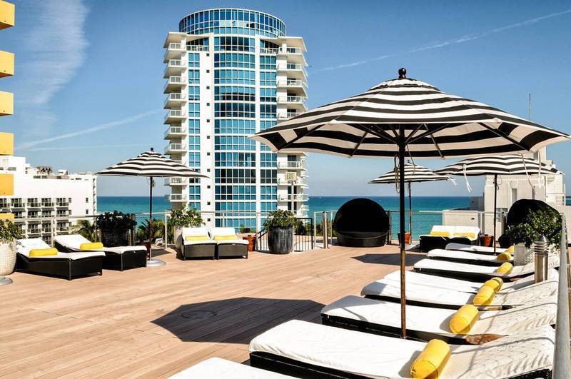 O terraço com solarium do Hotel Croydon com cadeira de sol e guarda sol O terraço com solarium do Hotel Croydon