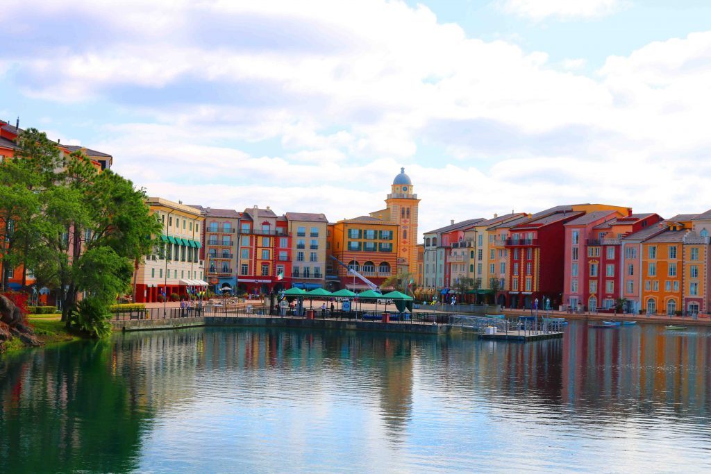 Vista do Portofino Bay com prédios coloridos e rio