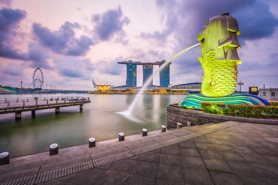 merlion com a cidade de singapura ao fundo Conheça Singapura