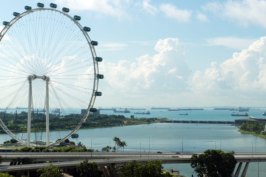 singapore flyer com o mar e navios ao fundo conheça Singapura