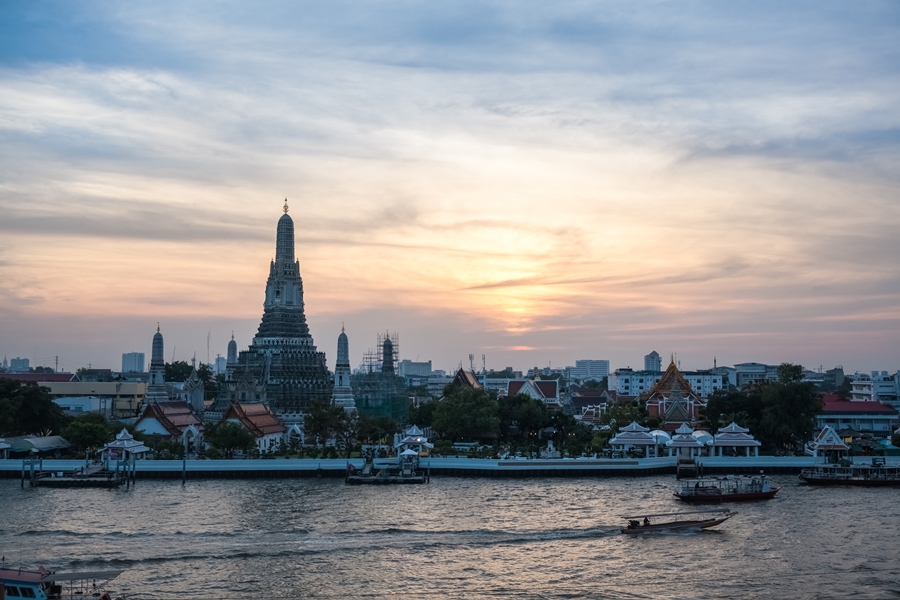 rio Chao Phraya em primeiro plano com o templo do amanhecer ao fundo o que fazer em Bangkok