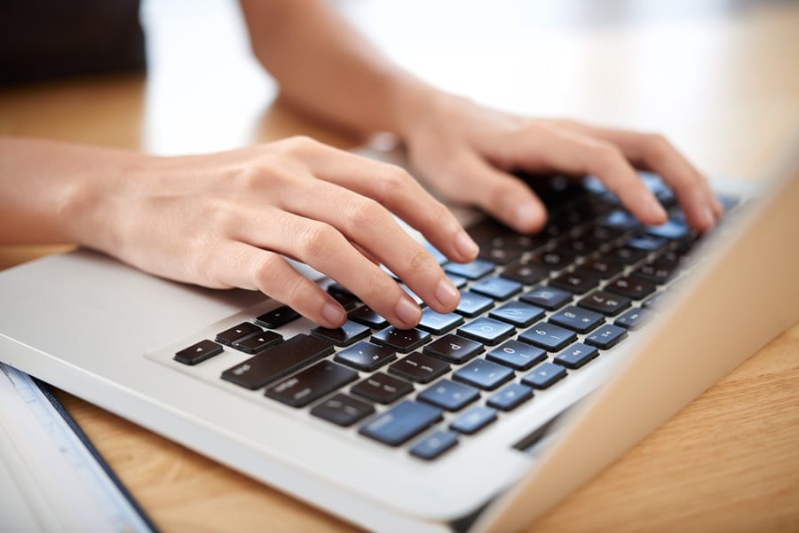 Pessoa digitando no teclado do notebook prata Como reservar hotel pela internet