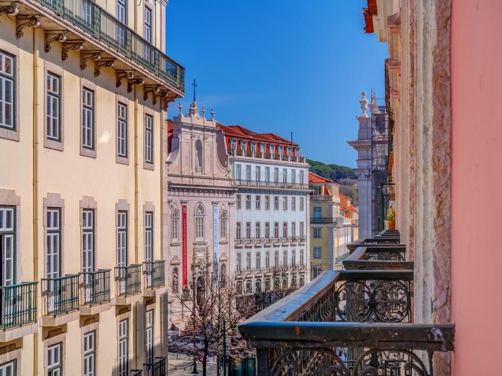 Vista da sacada para prédios de Lisboa com paredes coloridas Onde ficar em Lisboa