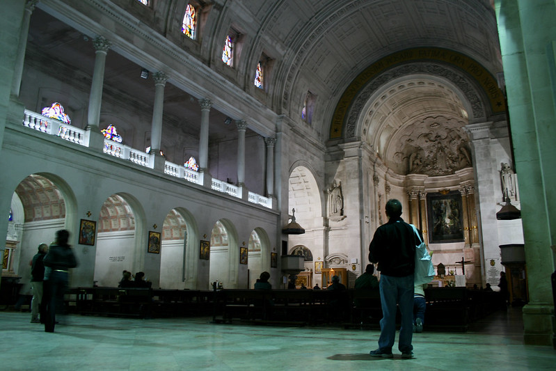 A Basílica de Fátima com pessoas fazendo suas orações O Santuário de Fátima