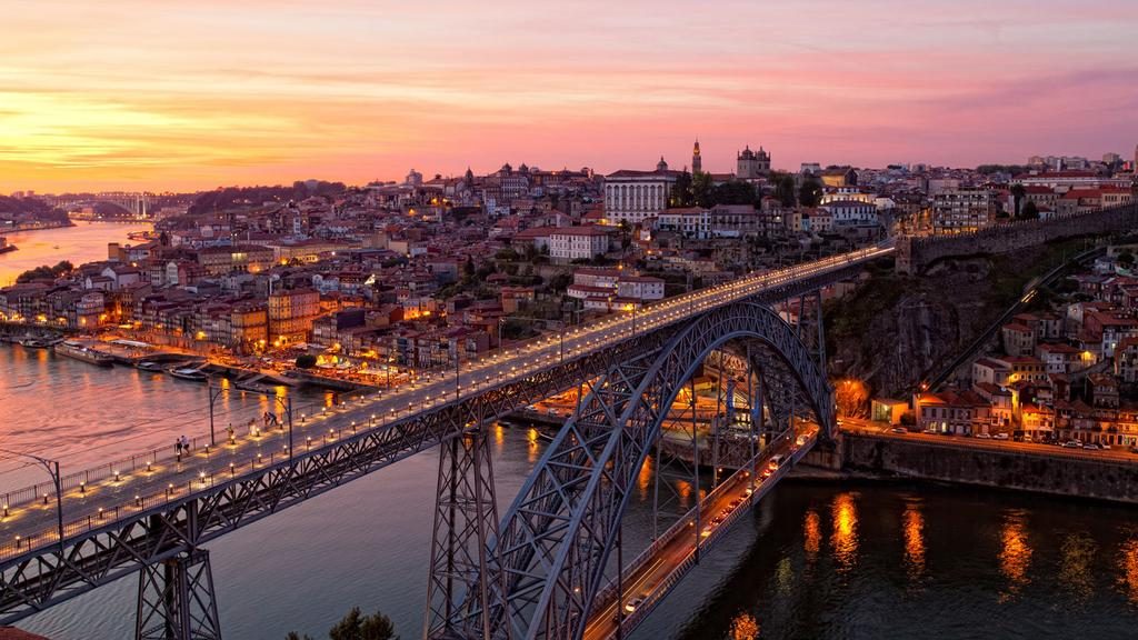 Vista do hotel InterContinental Porto para a ponte e o rio abaixo cortando a cidade Onde ficar em Porto