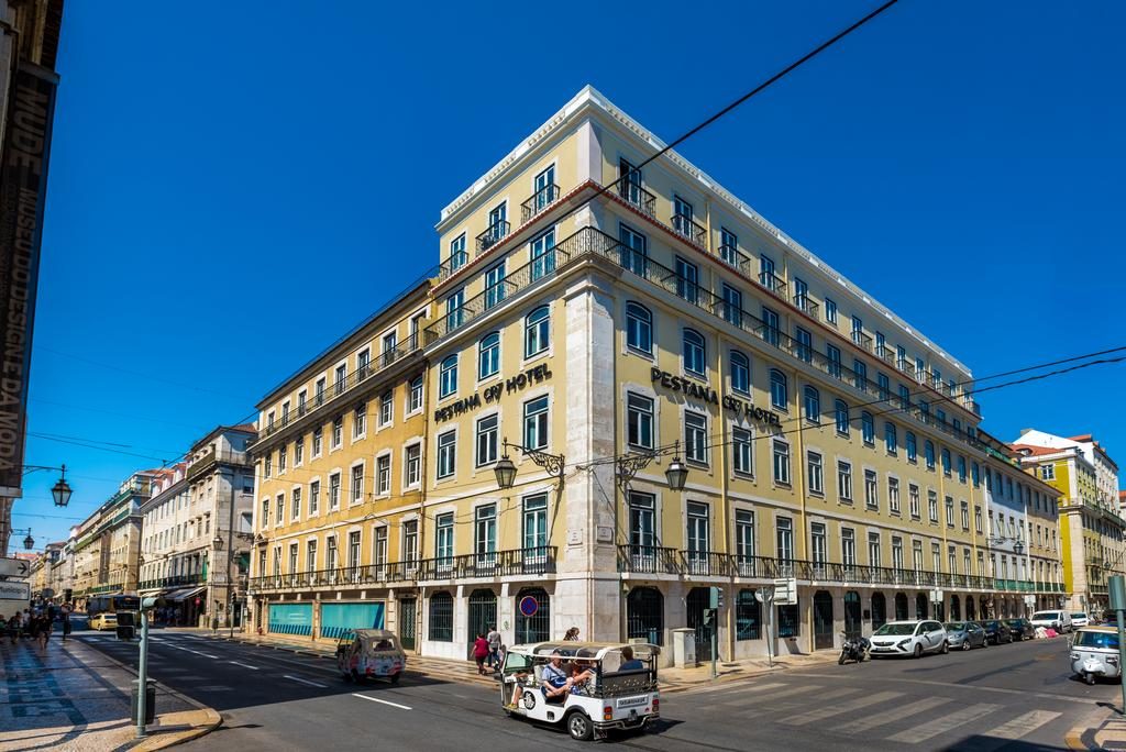 A fachada do Pestana CR7 Lisboa amarela com janelas azuis