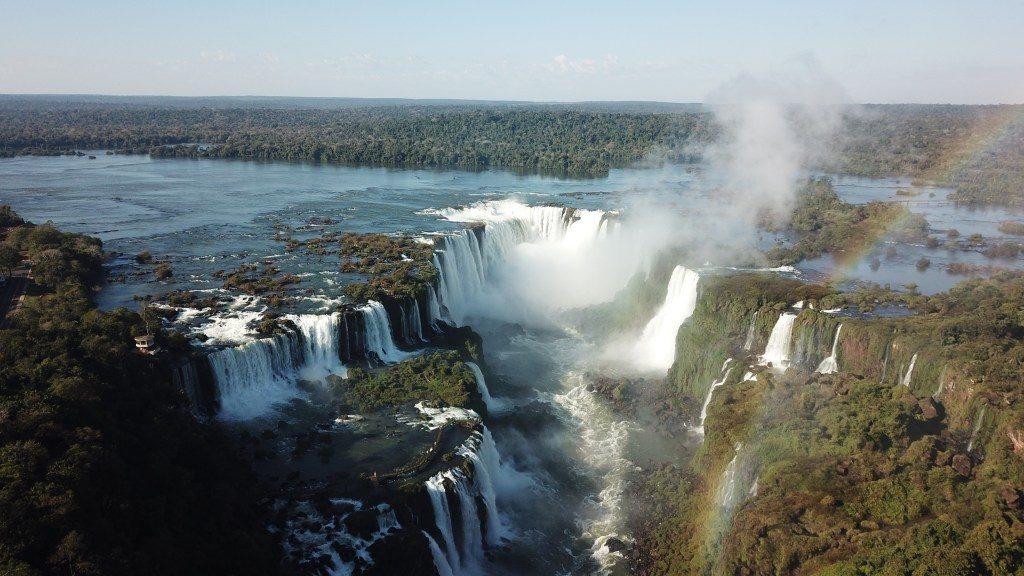 Vista aérea das Cataratas do Iguaçu. O detalhe é para a Garganta do Diabo viajar nas férias