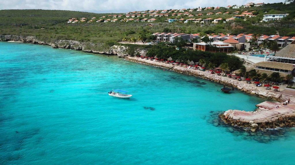 Praia de Karakter: agua azul ideal para mergulhos e gastronomia Onde passar o Carnaval 2020