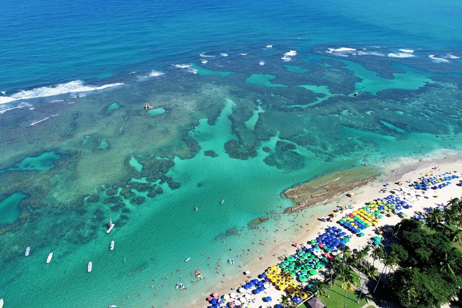 A praia de Maracaipe com mar com diversos tons de azul e areia branca Férias no Brasil
