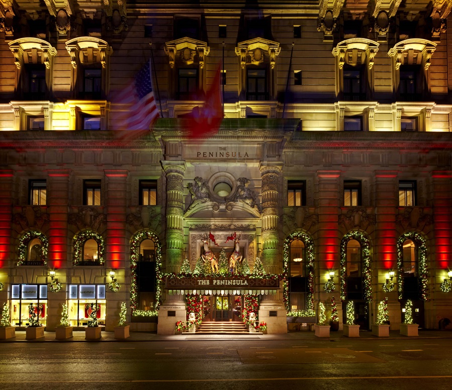 A fachada do hotel The Peninsula New York, com bandeiras do país e decoração de natal Réveillon em Nova York