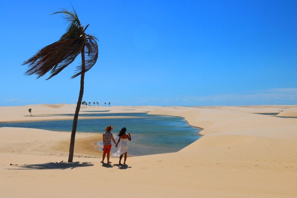 Pequenos Lençois e dois adultos ao lado de um coqueiro A praia de Maracaipe (foto divulgação/Cristian Lourenço)
