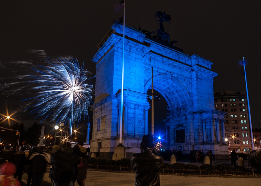 Park Grand Army Plaza, em Nova York, na virada do ano, com fogos de artifícios Réveillon em Nova York