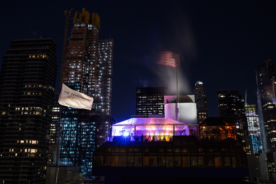 Rooftop do hotel The Penninsula New York, com festa animada de Ano Novo