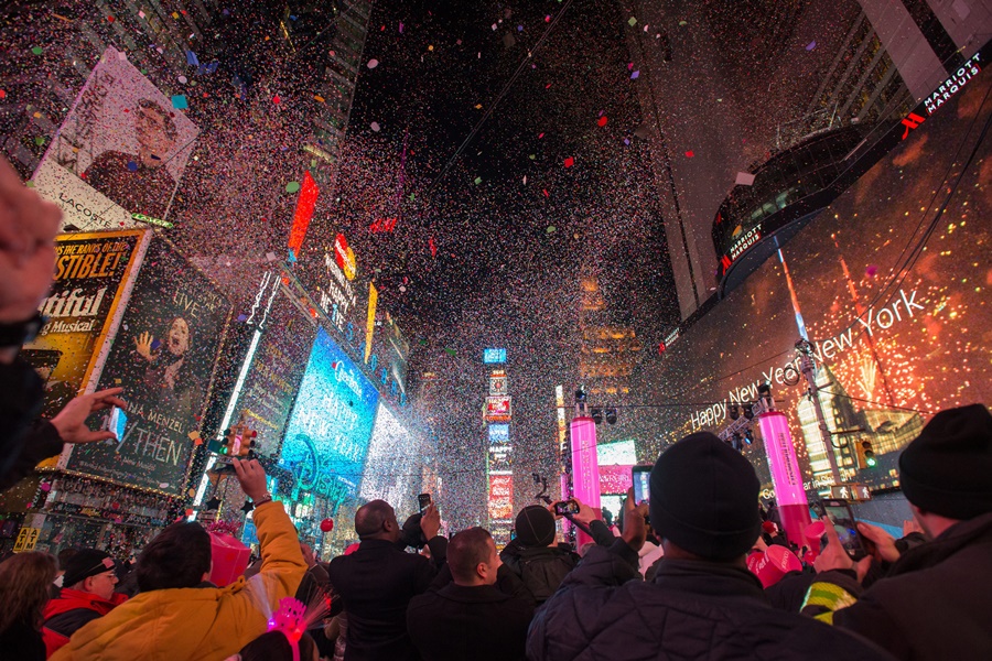 Multidão de pessoas em Nova York comemorando a chegada do ano novo Réveillon em Nova York