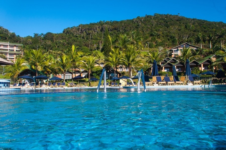 A piscina do hotel Infinity blue, com mesas e cadeiras de sol Hotéis e resorts para férias
