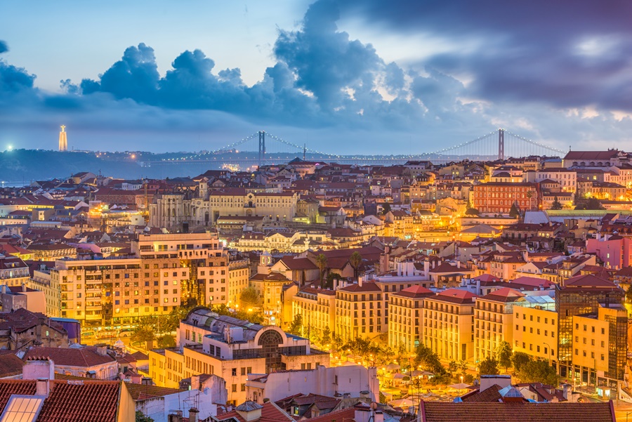A Ponte 25 de Abril ao fundo e a cidade toda iluminada a noite Castelo de São Jorge