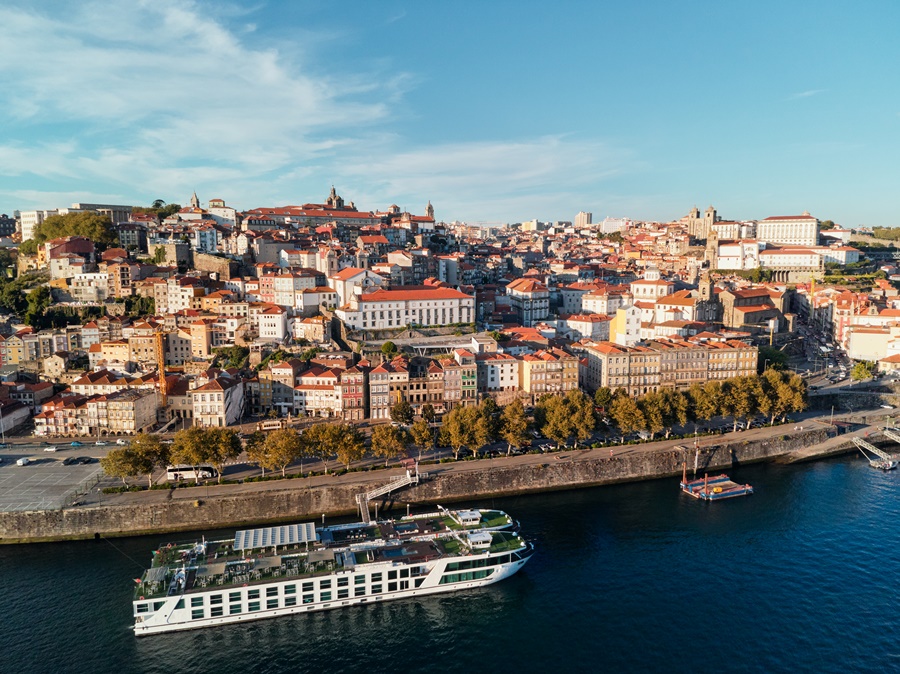 Fotografia por drone da cidade do Porto e do rio Douro com um navio O que fazer em Porto