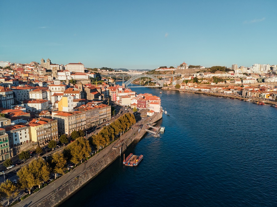 Fotografia por drone da cidade do Porto e do rio Douro O que fazer em Porto