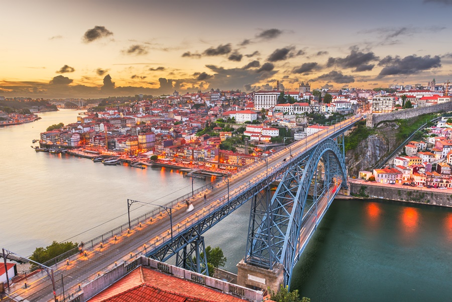 Vista da cidade do Porto, do Rio Douro e da ponte que une os dois lados O que fazer em Porto