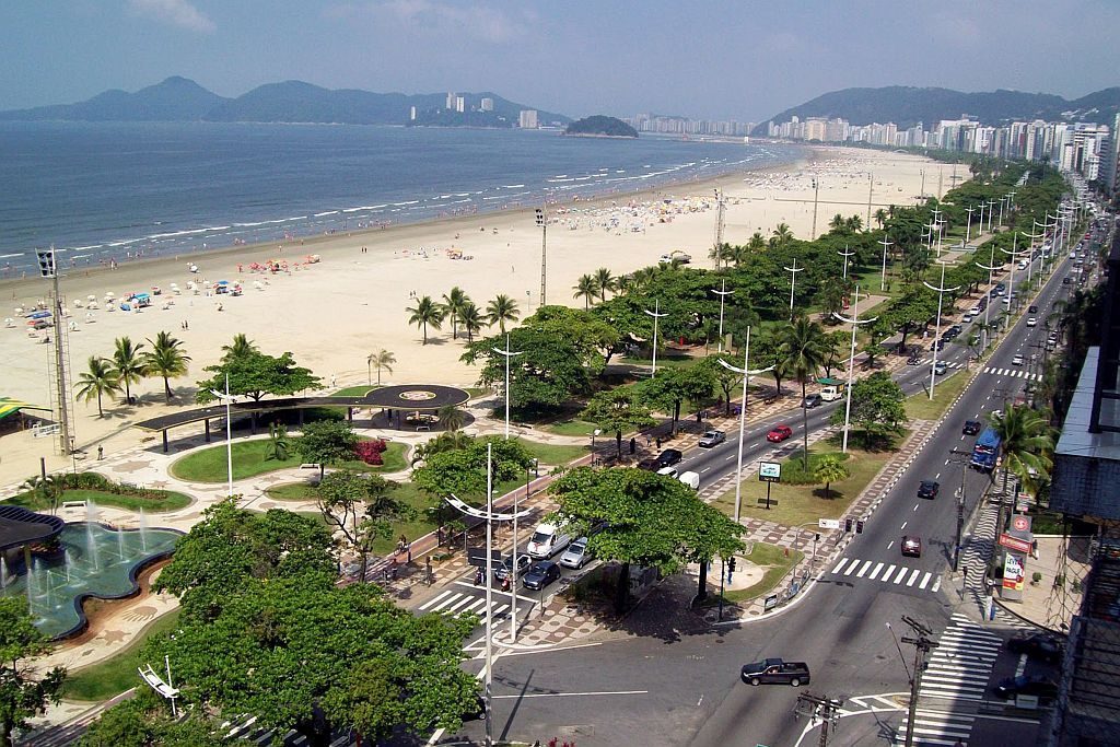 Vista do alto da orla da praia de Santos Férias no Brasil