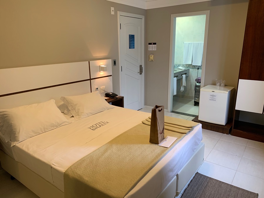 quarto de hotel com cama, banheiro, frigobar hotéis em Balneário Camboriú